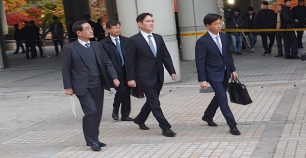 ▲지난 2019년 11월 22일 오후, 서울 서초구 서울고법에서 진행된 2차 공판서 재판을 마치고 나오는 이재용 삼성전자 부회장.<사진=재경일보 박성민 기자>