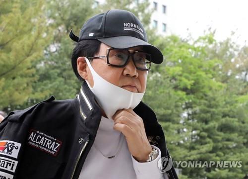 조수의 도움을 받아 완성한 그림을 자신의 작품으로 팔았다가 재판에 넘겨진 가수 조영남 씨에게 무죄가 최종 확정됐다.<BR><BR> 대법원 1부(주심 권순일 대법관)는 25일 사기 혐의로 기소된 조씨의 상고심에서 무죄로 판결을 원심을 확정했다.<BR><BR> 사진은 지난달 28일 오후 서울 서초구 대법원에서 열린 공개변론에 참석하는 조 씨. 2020.6.25