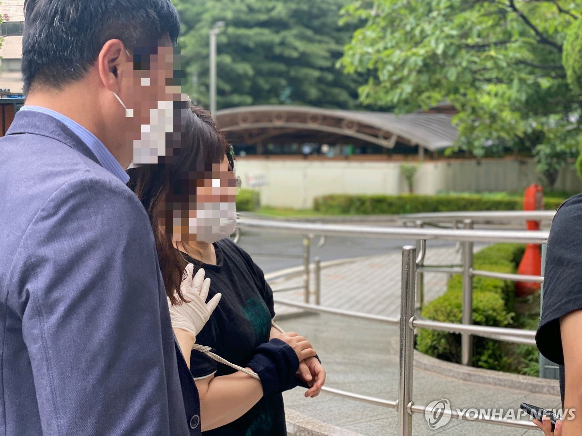 25일 오전 서울지하철 1호선에서 마스크를 써달라는 다른 승객의 지적에 