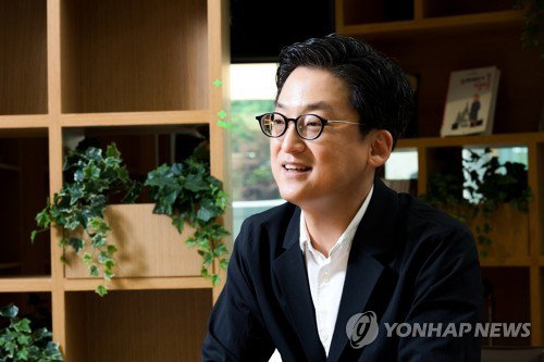 삼성전자가 14일 차세대 통신 기술인 6G 관련 백서를 공개하며 2030년경 본격 상용화될 것으로 예상되는 6G 시대에 초실감 확장 현실, 고정밀 모바일 홀로그램, 디지털 복제 등의 서비스가 등장할 것으로 전망했다.     최성현 삼성리서치 차세대통신연구센터장 전무는 