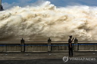 중국 싼샤댐 붕괴 위험 지속…최고수위 10m 아래까지