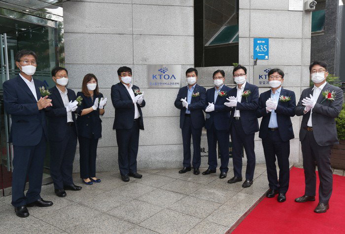 사진설명방송통신위원회는 27일 서울 강남구 봉은사로 한국통신사업자연합회(KTOA)에서 원스톱 전환서비스 관리센터 개소식을 열었다. 참석자들이 현판 제막식에서 기념촬영을 하고 있다. 왼쪽부터 정완용 KTOA 부회장, 김재철 방통위 이용자정책국장, 옥경영 숙명여대 교수, 한상혁 방송통신위원장, 이승용 KT 실장, 박형일 LG유플러스 CRO, 하성호 SKT 부문장, 조영훈 SKB 그룹장, 홍기섭 KT 스카이라이프 부사장. [사진 제공 = 방통위]
