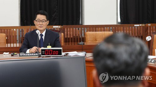 비공개 청문회 출석한 박지원 국정원장 후보자 (서울=연합뉴스) 하사헌 기자 = 박지원 국정원장 후보자가 27일 오후 서울 여의도 국회 정보위원회 회의실에서 열린 인사청문회 비공개 청문회에 출석해 청문회 시작을 기다리고 있다. 2020.7.27