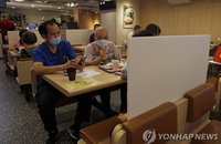 홍콩 코로나 확진자 '일일 최다' 145명…식당 내 영업·2인 초과 모임 금지