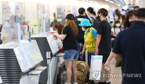 28일 오후 서울 강서구 김포공항 국내선 터미널이 휴가철 이용객들로 붐비고 있다. 2020.7.28