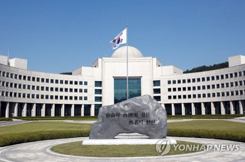 국가정보원이 대외안보정보원으로 명칭을 변경하고 국내 정치 참여가 엄격히 제한된다.     더불어민주당 조정식 정책위의장은 30일 이날 오전 국회에서 열린 고위 당&middot;정&middot;청 협의회에서 권력기관 개혁 후속 과제 논의를 통해 이같이 결정했다고 밝혔다.     사진은 국정원 청사 모습.