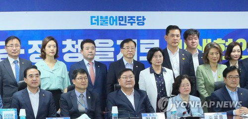 제8차 당&middot;정&middot;청 을지로 민생현안회의 (서울=연합뉴스) 진성철 기자 = 더불어민주당 김태년 원내대표, 조성욱 공정거래위원장, 황덕순 청와대 일자리수석 등이 31일 국회 의원회관에서 열린 제8차 당&middot;정&middot;청 을지로 민생현안회의에서 기념촬영하고 있다. 앞줄 왼쪽부터 박홍근 의원, 황덕순, 김태년, 조성욱, 우원식 의원.