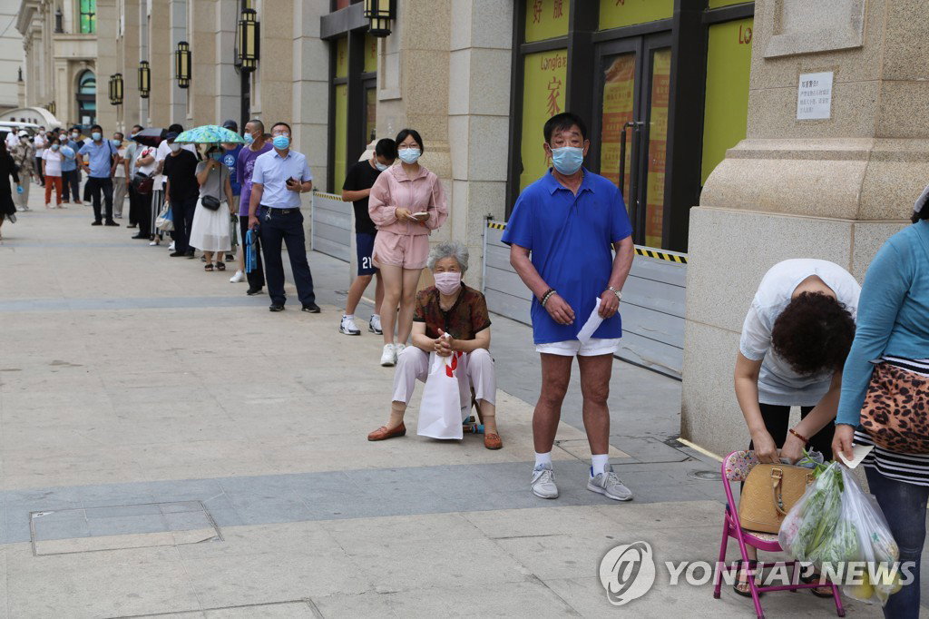 코로나19 검사 기다리는 중국 시민들