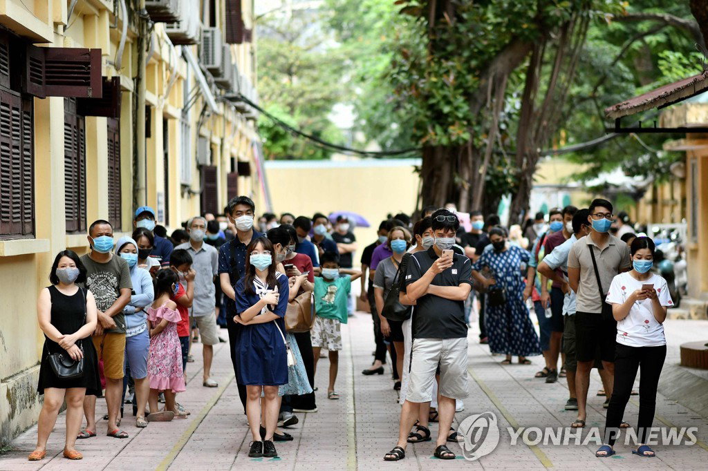 코로나19 검사 기다리는 베트남 하노이 시민