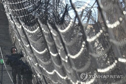 과학화시설 설치된 철책 점검하는 장병들 (연천=연합뉴스) 임병식 기자 = 13일 오후 경기도 연천군 최전방 서부전선에서 육군 25사단 장병들이 남방한계선 철책의 과학화경계시설물을 점검하고 있다. 2019.3.13