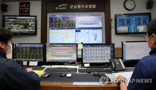임진강 호우대비 (연천=연합뉴스) 김병만 기자 = 1일 오후 경기도 연천군 군남홍수조절댐 상황실에서 직원들이 임진강 수위를 점검하며 비상 근무하고 있다. 경기도는 1일 임진강 최북단 필승교 수위가 행락객 대피 수위 1ｍ를 넘었다며 수계인 연천&middot;파주지역에 주의를 당부하는 재난 문자를 발송했다.