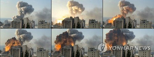레바논 베이루트 항구의 대규모 폭발 모습 (베이루트 AFP/MOUAFAC HARB=연합뉴스) 레바논 수도 베이루트의 항구에서 4일(현지시간) 대규모 폭발이 일어나 연기와 함께 불덩어리가 버섯 모양으로 하늘로 치솟는 모습.