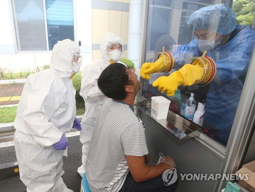 5일 오전 청주 흥덕보건소 선별진료소에서 이슬람 종교집회에 참석했던 외국인들이 신종 코로나바이러스 감염증(코로나19) 검사를 받고 있다. 청주에서는 이 집회에 참석했던 우즈베키스탄인 6명이 지난 3&sim;4일 확진 판정을 받았다. 2020.8.5