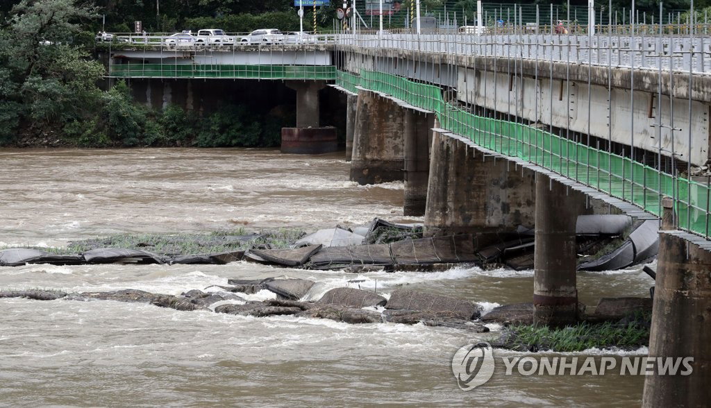 파손된 의암호 인공수초섬