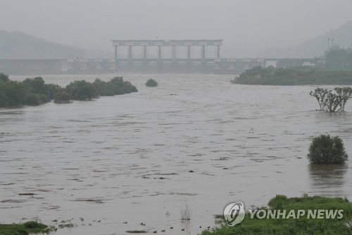 불어난 임진강 (연천=연합뉴스) 임병식 기자 = 임진강 최북단 필승교 수위가 급상승한 5일 경기도 연천군 군남댐에서 물을 쏟아내고 있다. 2020.8.5