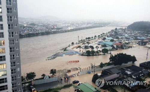 폭우로 물에 잠긴 남원시내 (남원=연합뉴스) 8일 내린 폭우로 전북 남원시내를 가로지르는 요천이 일부 범람해 노암동 일대가 물에 잠겨있다. 남원에는 이날 300㎜가 넘는 장대비가 내렸다. 2020.8.8 [독자 제공