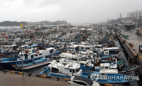 긴장감 감도는 여수 국동항 (여수=연합뉴스) 형민우 기자 = 제5호 태풍 '장미'가 한반도를 향해 북상하면서 10일 오전 전남 여수시 국동항에도 긴장감이 흐르고 있다. 국동항에는 어선과 여객선, 화물선 등 1천여척이 피항해 태풍에 대비하고 있다. 2020.8.10
