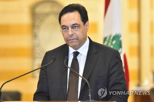 내각 총사퇴 발표하는 레바논 총리 (베이루트 AFP=연합뉴스) 하산 디아브 레바논 총리가 10일(현지시간) 텔레비전을 통해 방송된 대국민 연설에서 최근 베이루트에서 발생한 대규모 폭발 참사와 관련, 내각 총사퇴를 발표하고 있다. [달라티 앤 노라 제공