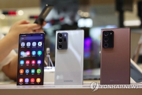 출시 앞서 '갤노트20' 사전 예약 시작 (서울=연합뉴스) 강민지 기자 = 삼성전자 '갤럭시 노트 20' 사전 예약 첫 날인 7일 오전 서울 서초구 삼성 딜라이트숍에 기기가 진열되어 있다.