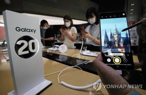 내일부터 갤노트20 사전예약 (서울=연합뉴스) 박동주 기자 = 6일 오후 서울 광화문 KT스퀘어에 갤럭시노트20이 진열되어 있다. 삼성전자와 이동통신 3사는 7일부터 13일까지 갤럭시노트20에 대한 사전예약에 들어간다. 2020.8.6
