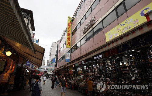 코로나19 확진자 발생한 남대문시장 상가 (서울=연합뉴스) 임화영 기자 = 서울 중구 남대문시장 케네디상가에서 발생한 신종 코로나바이러스 감염증(코로나19) 집단감염에 이어 인근 중앙상가에서도 추가 확진자 1명이 나왔다.<BR><BR> 사진은 11일 오후 코로나19 확진 판정을 받은 상인이 일하는 중앙상가의 모습. 2020.8.11