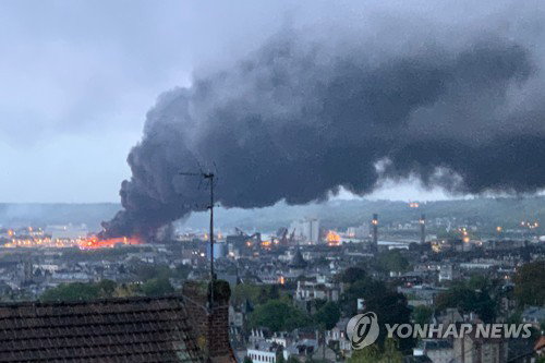 26일 발생한 프랑스 루앙 화학공장의 화재 [AFP&middot;JEAN-JACQUES GANON 제공=연합뉴스