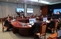 文대통령 "비상상황, 지금 막아내지 못하면 3단계 격상 불가피“