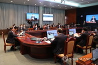 文대통령 "비상상황, 지금 막아내지 못하면 3단계 격상 불가피“
