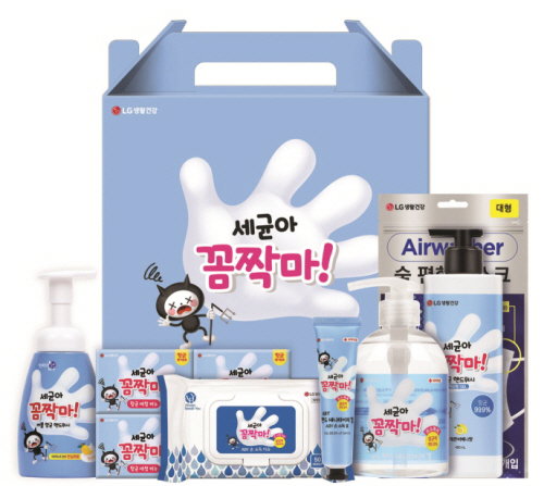 LG생활건강(대표 차석용)은 생활 방역 시대를 맞아 전국민 필수품이 된 마스크부터 손소독제, 손세정제 등 살균&middot;항균 제품으로 구성된 선물세트를 출시했다. 