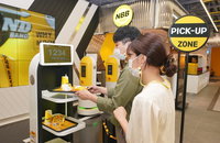 노브랜드 버거, 서빙로봇 도입…미래형 매장 오픈