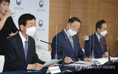  진영 행정안전부 장관이 13일 정부서울청사에서 지역균형뉴딜 추진방안을 발표하고 있다. 왼쪽부터 진영 행정안전부 장관, 홍남기 경제부총리, 송하진 시도지사협의회 회장(전북지사). 2020.10.13