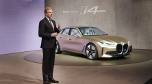 'BMW i4 콘셉트' 옆에서 발언하고 있는 BMW 그룹 올리버 집세(Oliver Zipse) 회장 
