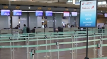 신종 코로나바이러스 감염증 공포가 확산하는 가운데 28일 인천국제공항 제1여객터미널의 한 중국 항공사 카운터가 비교적 한산한 모습을 보이고 있다. 연합뉴스
