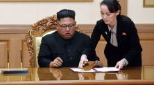 김정은 국무위원장이 2018년 9월19일 평양공동선언 합의문에 서명하고 있다. 오른쪽은 김여정 노동당 제1부부장 ⓒ연합뉴스