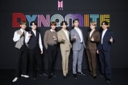 글로벌 미디어데이 연 방탄소년단 (서울=연합뉴스) 신곡 '다이너마이트'로 빌보드 메인 싱글 차트 1위라는 쾌거를 이룬 방탄소년단 멤버들이 2일 온라인 미디어데이 행사에 참석해 포즈를 취하고 있다.<BR><BR> [