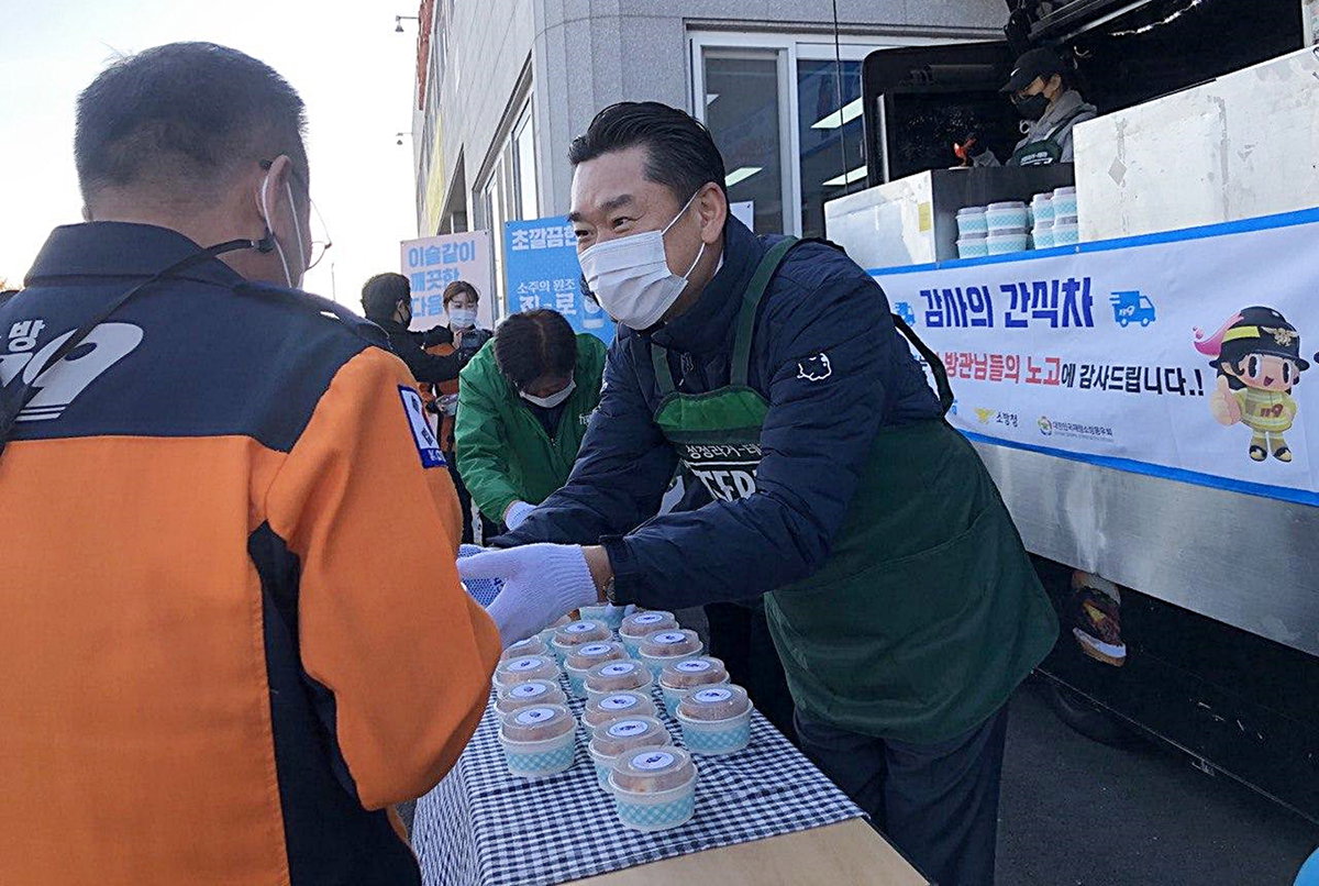 '소방의날' 앞두고 소방서 찾아간 하이트진로 김인규 사장