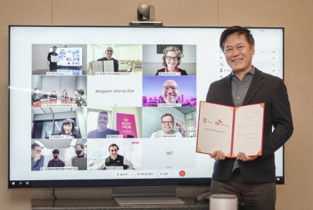 SKT 서울 을지로 본사 회의실에서 박정호 사장과 화면 첫줄 두 번째 팀 회트게스 도이치텔레콤 회장이 영상 회의를 통해 &lsquo;5G 기술 합작회사&rsquo; 설립 최종 계약을 체결했다