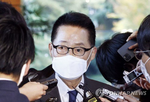박지원 국가정보원장이 지난 10일 오후 일본 총리관저에서 스가 요시히데(菅義偉) 일본 총리를 면담한 후 취재진과 접촉하고 있다. 2020.11.10
