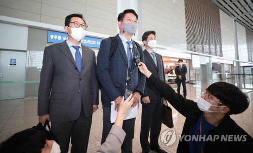 취재진 질문에 답하는 민주당 한반도TF단 (영종도=연합뉴스) 김도훈 기자 = 더불어민주당 한반도태스크포스(TF) 송영길 위원장(가운데)과 김한정(왼쪽)&middot;윤건영 의원이 15일 오전 인천국제공항 2터미널 출국장에서 미국 출국을 앞두고 취재진 질문에 답하고 있다. 2020.11.15