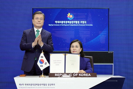 문재인 대통령이 15일 청와대에서 열린 세계 최대규모의 자유무역협정(FTA)인 '역내포괄적경제동반자협정(RCEP)' 협정문 서명식에 참석, 유명희 통상교섭본부장이 협정문에 서명하자 박수치고 있다. 2020.11.15 