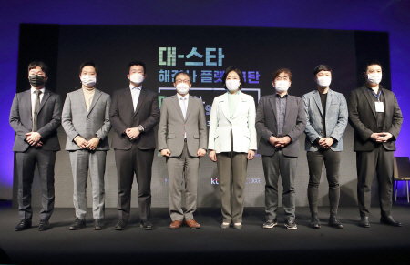 KT가 중소벤처기업부, 경기창조경제혁신센터와 함께 16일 오후 서울 광화문 KT 스퀘어에서 &lsquo;대-스타 해결사 플랫폼&rsquo; 제1탄의 결승전을 열고 3개의 스타트업을 최종 선발했다. KT 구현모 대표(좌측에서 네 번째)와 박영선 중소벤처기업부 장관(좌측에서 다섯 번째)이 최종 결승전에 참가한 스타트업 대표들과 기념사진을 찍는 모습