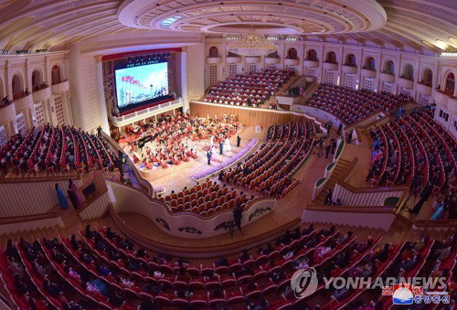 북한 '어머니날' 맞이 공연서 한 칸씩 띄워 앉은 관객들 () 16일 북한에서 어머니날을 맞아 수도 극장들에서 주요 예술단체들의 공연이 진행됐다고 조선중앙통신이 17일 보도했다. 1&middot;2층 관람석에 앉은 관객들이 양 옆 자리를 비운 모습이 눈에 띈다. 2020.11.17