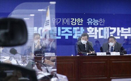 이낙연 당대표가 2020.11.20.(금) 국회 의원회관 306호 에서 열린 확대간부회의를 주재하고 있다.