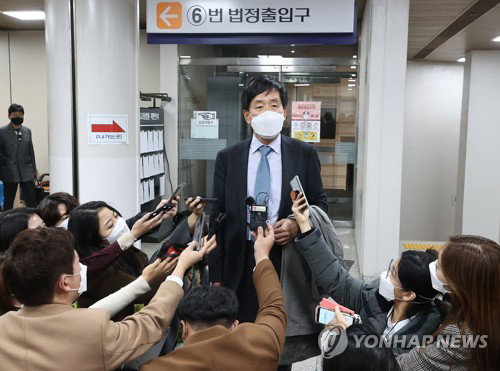 전두환 전 대통령의 서울 서대문구 연희동 자택을 공매에 넘긴 검찰의 조치가 일부 위법이라는 법원의 판단이 나왔다. 법원은 20일 전 전 대통령이 검찰의 추징에 불복해 제기한 '재판 집행에 관한 이의'를 일부 받아들였다. 이날 재판을 마친 전씨의 변호인 정주교 변호사가 취재진 질문에 답하고 있다. 2020.11.20