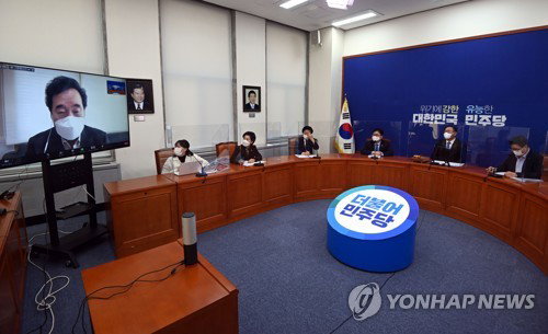 23일 서울 여의도 국회에서 열린 더불어민주당 최고위원회의에서 이낙연 대표가 화상으로 발언하고 있다.<BR><BR> 이날 민주당 최고위원회의는 이 대표의 자가격리로 화상으로 열렸다