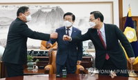 [정치 브리핑] 문 대통령 "지금 최선의 길은 코로나 확산세 꺾는 것" 外
