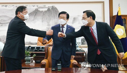 박병석 국회의장(가운데)과 더불어민주당 김태년 원내대표(왼쪽), 국민의힘 주호영 원내대표(오른쪽)가 23일 국회 의장실에서 열린 '공수처법 해법' 논의 여야 원내대표 회동에서 주먹인사하고 있다. 2020.11.23