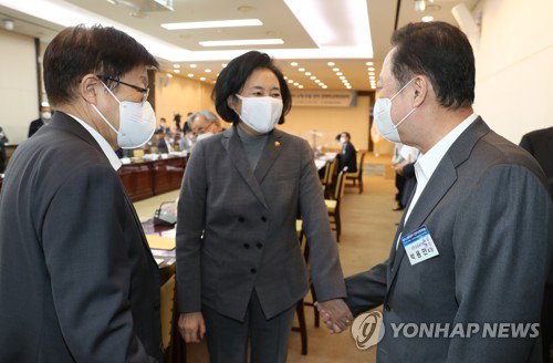 박용만 대한상의회장(오른쪽부터)과 박영선 중소벤처기업부 장관, 김영주 무역협회장이 14일 정부서울청사에서 열린 제5차 소재&middot;부품&middot;장비 경쟁력강화위원회의에서 대화하고 있다. 2020.10.14