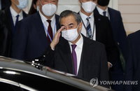 방한한 왕이, 일정 개시…오전에 강경화·오후엔 문대통령