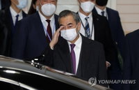 방한한 왕이, 일정 개시…오전에 강경화·오후엔 문대통령